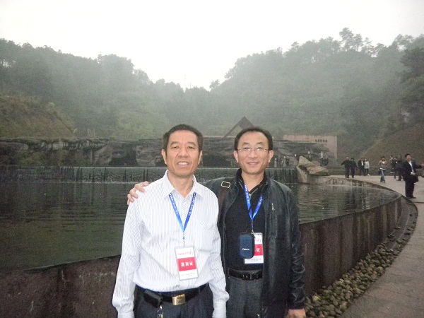 深圳市邵阳商会会长刘长江先生（左）与我司总经理韩鹏先生（右）合影