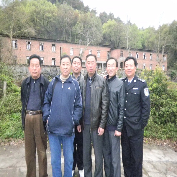 我司总经理韩鹏先生（右二）与湖南洞口县工商界朋友合影